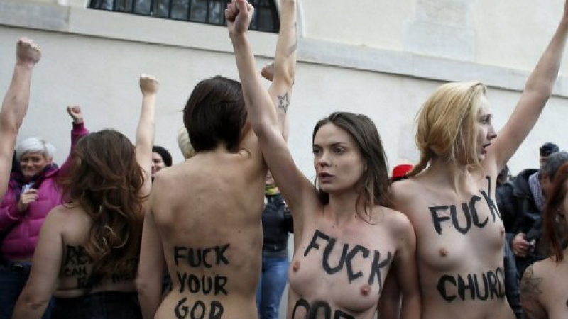 Католици биха полуголи активистки на FEMEN в Париж (СНИМКИ)