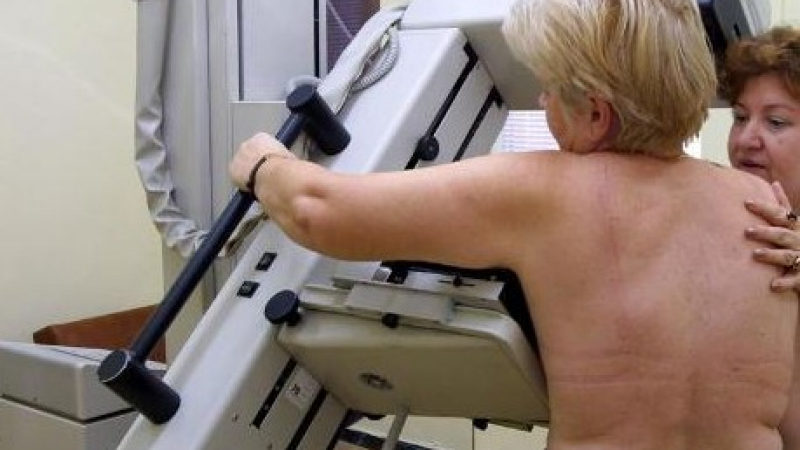 Наши учени даряват хонорари за апарат, който лекува рак на гърдата