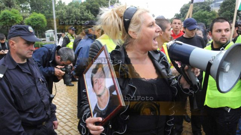 Майката на Боби Райнов иска доживотен затвор за убийците на сина й