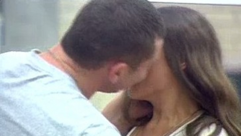 Боби Ръгбиста страстно целуна Цеце пред очите на бившата си    