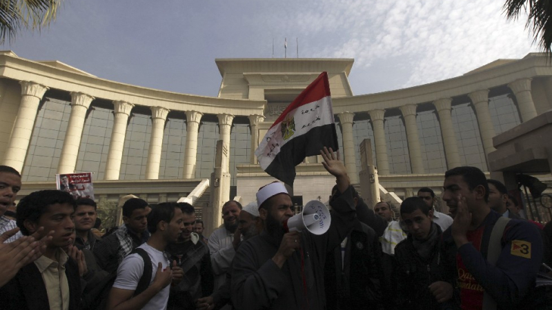 Съдиите блокират референдума за новата конституция в Египет 