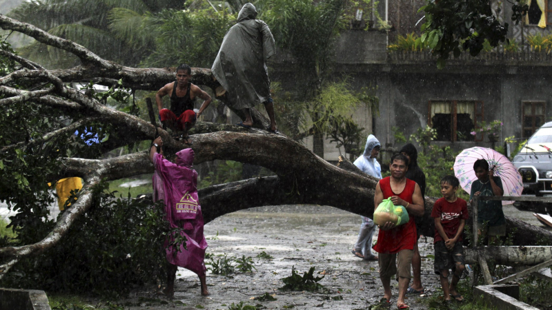 Тайфун връхлетя Филипините, най-малко 52-ма загинали 