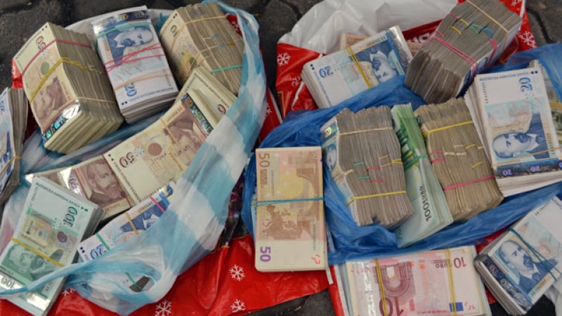 Фрашкан с пари пенсионер разхвърля 100 000 лева на няколко места в София