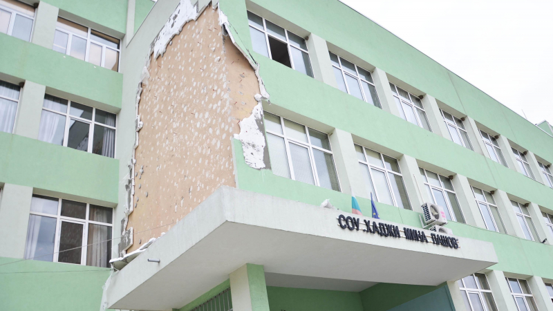 Вятър събори санираната фасада на сливенско училище 