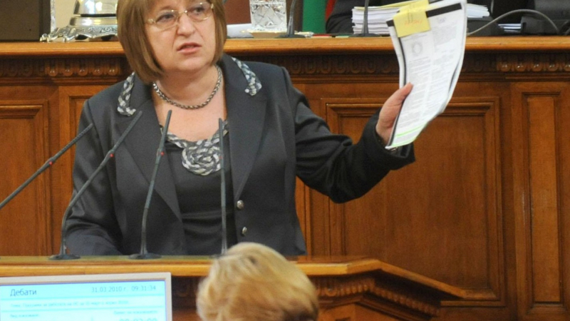 Цирк в парламента, Цецка Цачева прекъсна заседанието