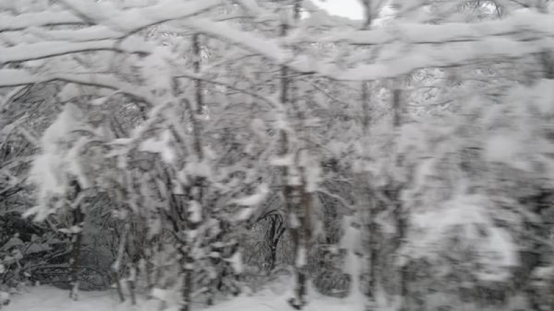 40 см нов сняг в Смолянско, трупа още