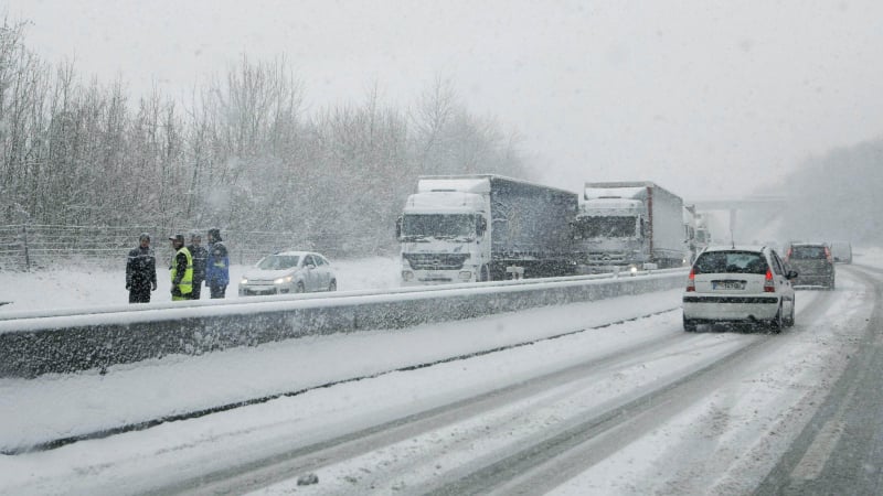 Зверският студ наближава България, наш автобус в снежен капан в Сърбия  