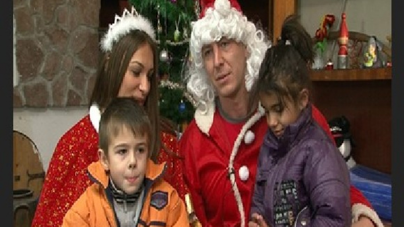 Боби и Цеце зарадваха децата в Нови хан като Дядо Коледа и Снежанка