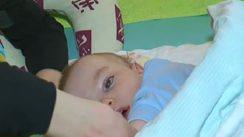 Родителите на бебе в будна кома събират пари за лечението му
