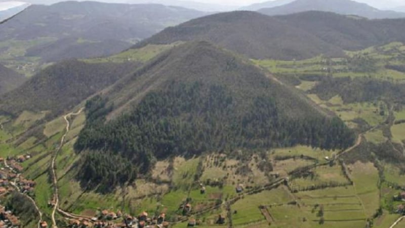 Извънземни строили пирамиди в България