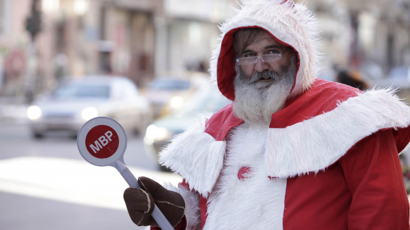 Дядо Коледа регулира движението в центъра на София 