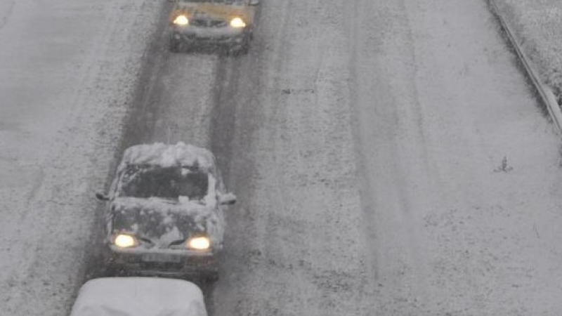 Лютата зима временно затвори участъци от пътища до Русе, Силистра и Разград