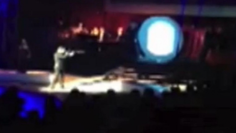 Цирков Джеймс Бонд простреля колежка с арбалет по време на шоу (ВИДЕО)