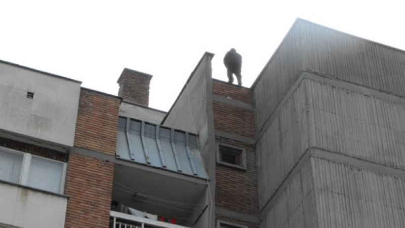 Драма в Шумен: Банка прибира жилище, длъжница тръгва да скача от покрив 