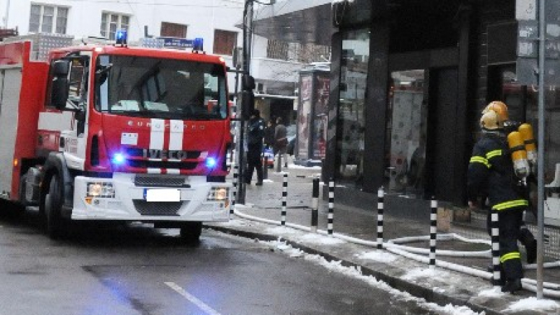 Шофьор се заби в пожарна на кръстовище в Петрич