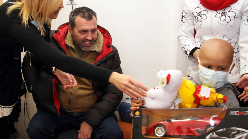 Христо Мутафчиев раздаде подаръци на онкоболни деца