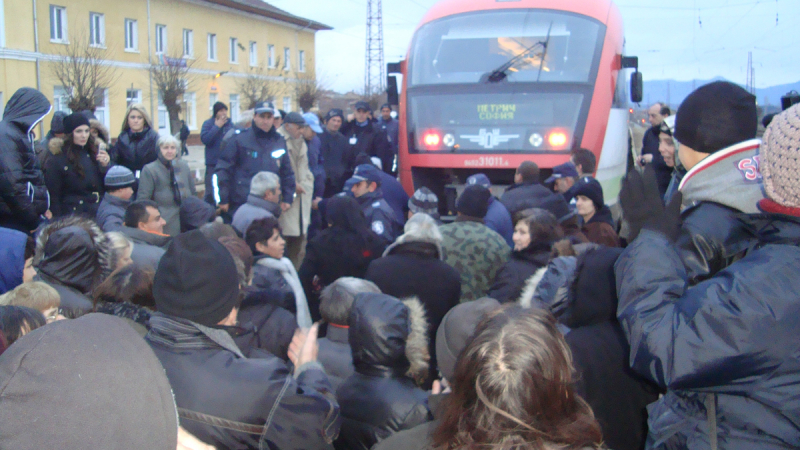 Селяни блокираха влак с телата си