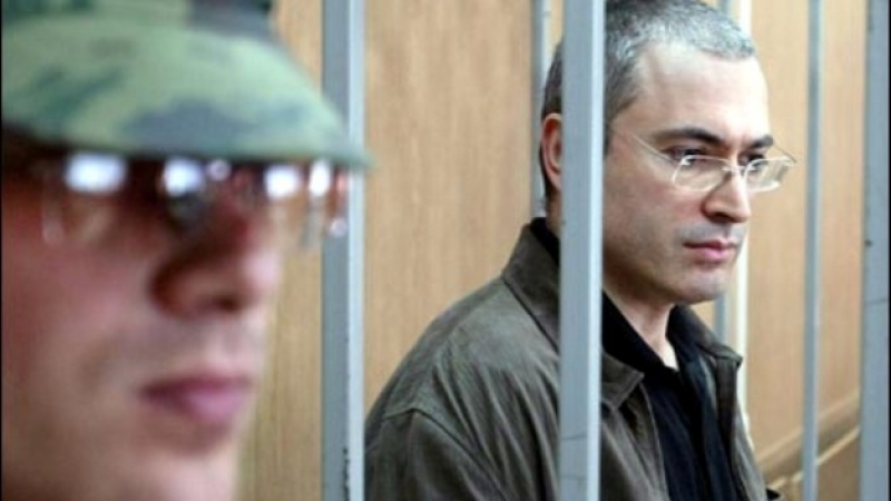 Олигархът Ходорковски излиза на свобода след две години