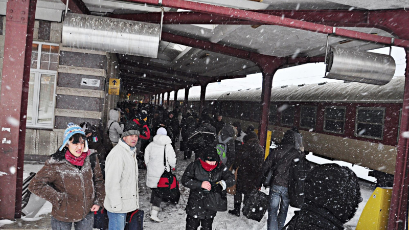 Сняг затрупа ЖП релсите, влаковете закъсняват с часове 