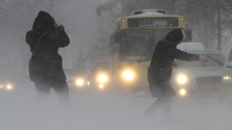 Снежната буря не стихва в Шуменско и Варненско