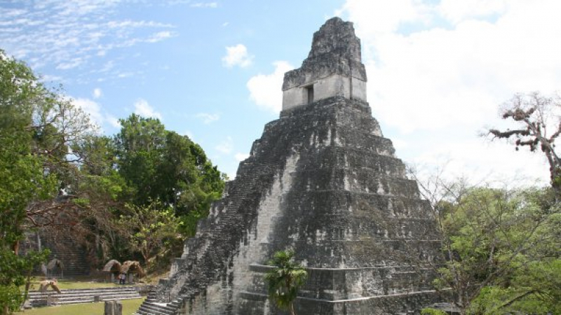 Пощурели туристи повредиха храмове на маите