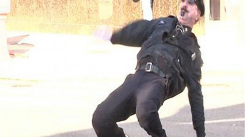 Пенсиониран полицай развлича туристи с рап, докато регулира движението /ВИДЕО/