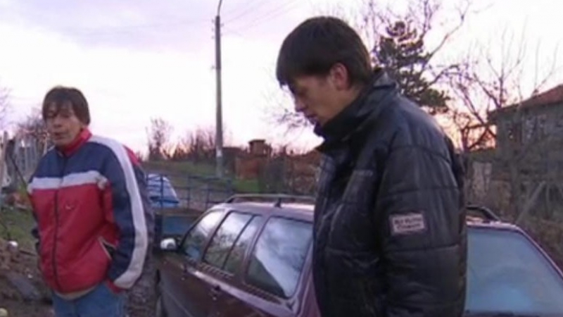 Бащата и синът, оцелели на тавана на автомобила си при потопа в Бисер, с нова кола 