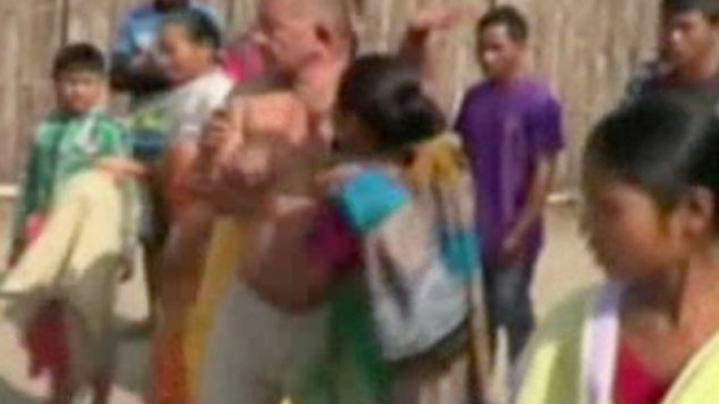 Ново секс зверство в Индия! Виден политик изнасилва жена в дома й, селяни го пребиват (ВИДЕО)