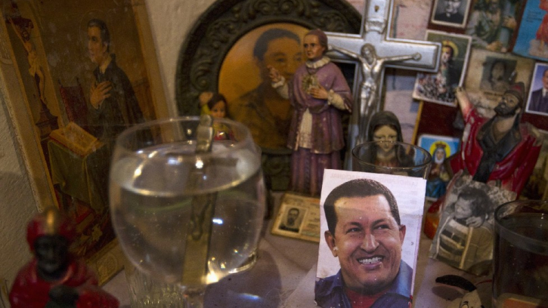 Уго Чавес се задушава заради проблеми с белите дробове 