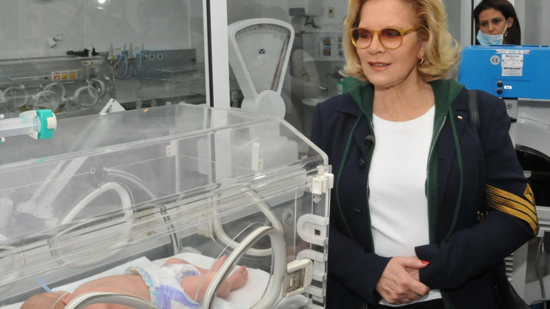 Силви Вартан дари апарат за лечение на бебета, болни от жълтеница  