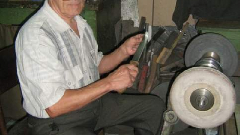 Дядо Флори Флоров още точи ножиците на гинеколозите в Бургас 