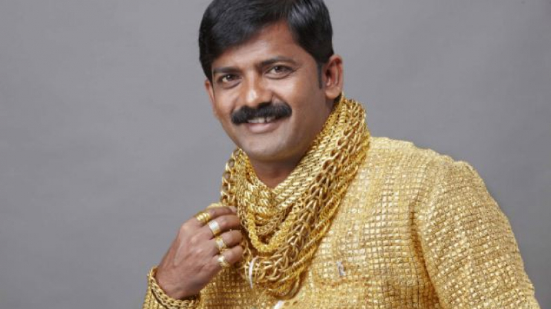 Кич! Лихвар похарчи 250 000 долара за риза от злато по поръчка (ВИДЕО)