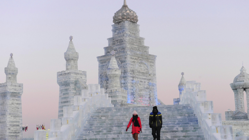 Вижте неземната красота на ледените скулптури в Харбин (ВИДЕО)