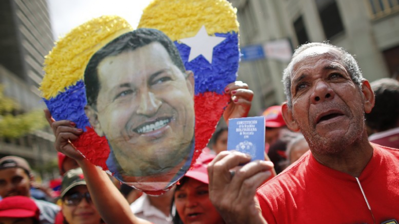  Уго Чавес продължава да се бори за живота си   