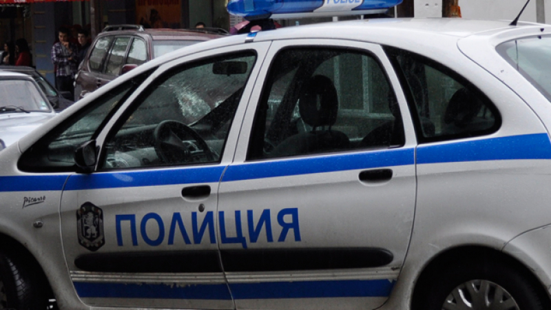 Само в БЛИЦ: Полицаи преследват гол самоубиец на &quot;Алея Яворов&quot;