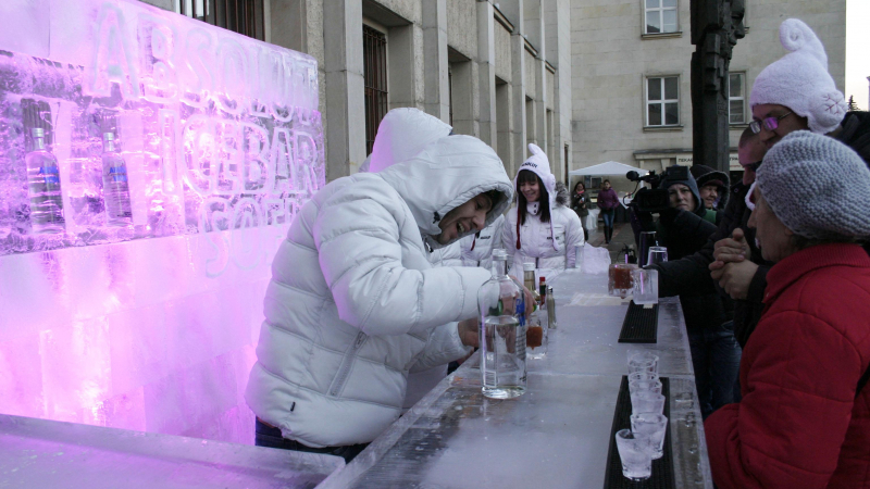 Леден бар раздава напитки в центъра на София