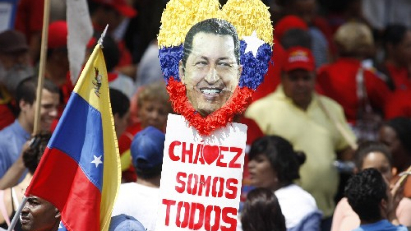 Уго Чавес се връща във Венецуела през февруари и се отказва от президентския пост 