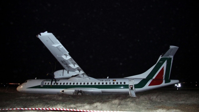 Вятър издуха самолет при кацане в Рим, шестима пострадаха