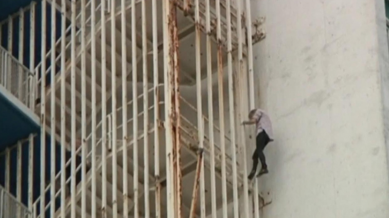 Човекът паяк изкачи 27-етажен хотел в Хавана без въжета (ВИДЕО)
