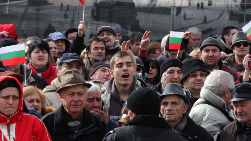 Ефектът от протеста: Шефовете на енергийните монополи привикани при Делян Добрев