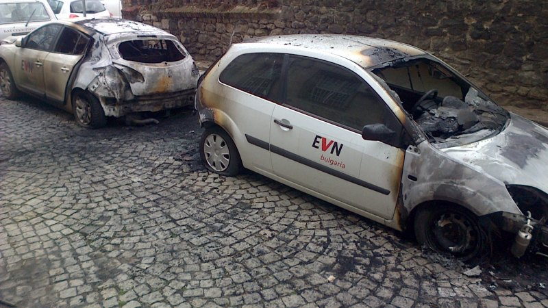 Маскирани изпепелиха две коли на EVN в Пловдив