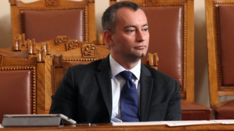 Младежи искат оставката на Николай Младенов