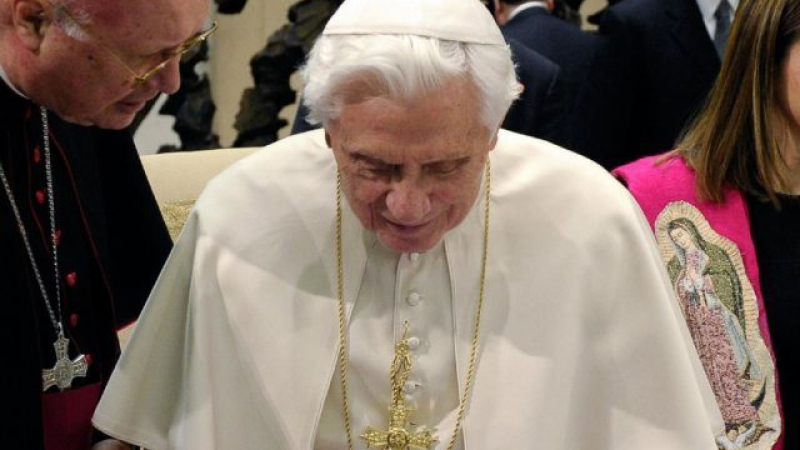 Папа Бенедикт XVI абдикира