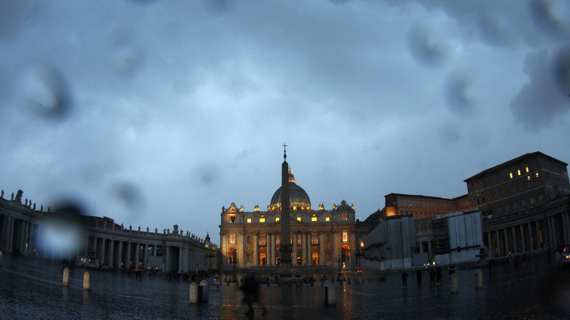 Папата разгневи времето, гръмотевична буря спря тока във Ватикана