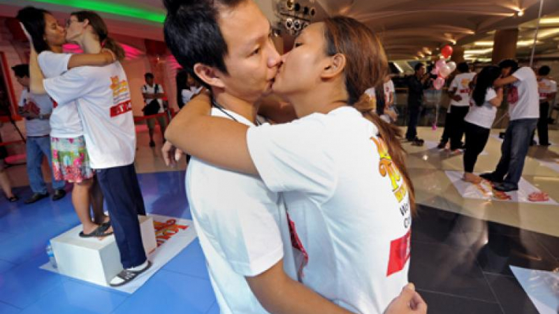 Тайландци ще бият световен рекорд за най-дълга целувка