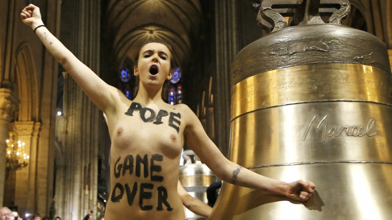 Скандал: Голи феминистки празнуват абдикацията на папата в Нотр Дам