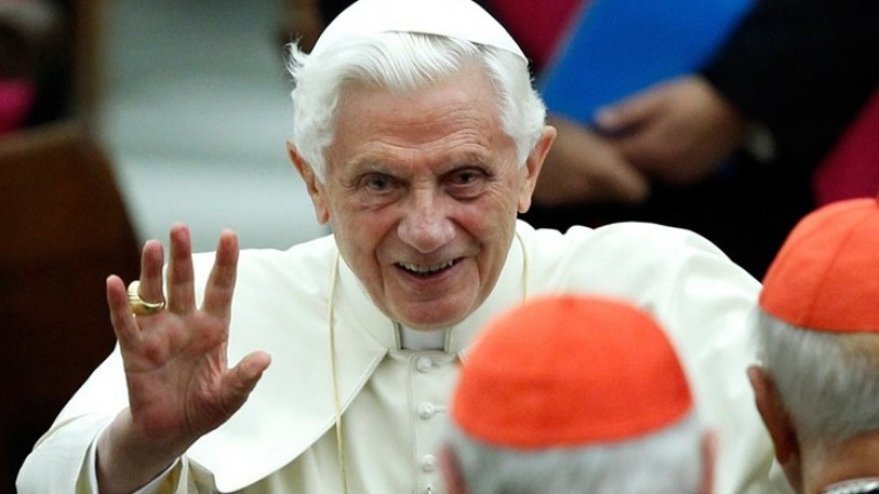 Папата се появи на публично място за първи път след новината за оттеглянето му 