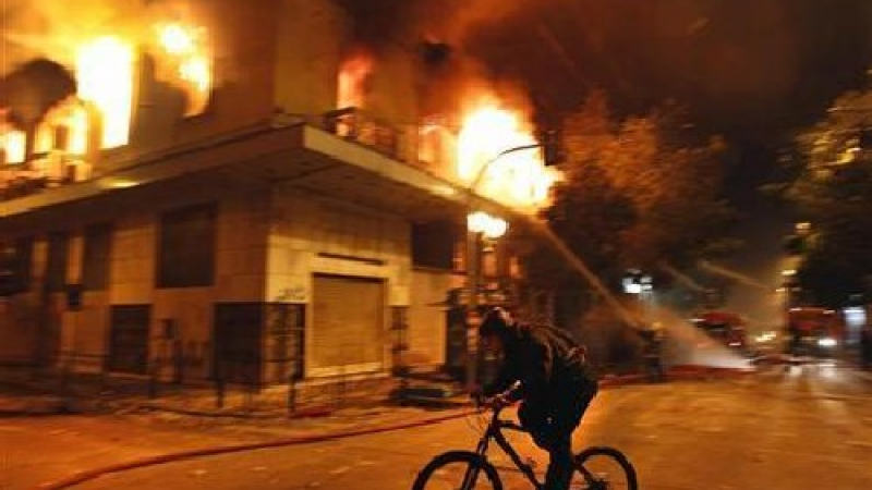 Дом за престарели хора гори в Атина