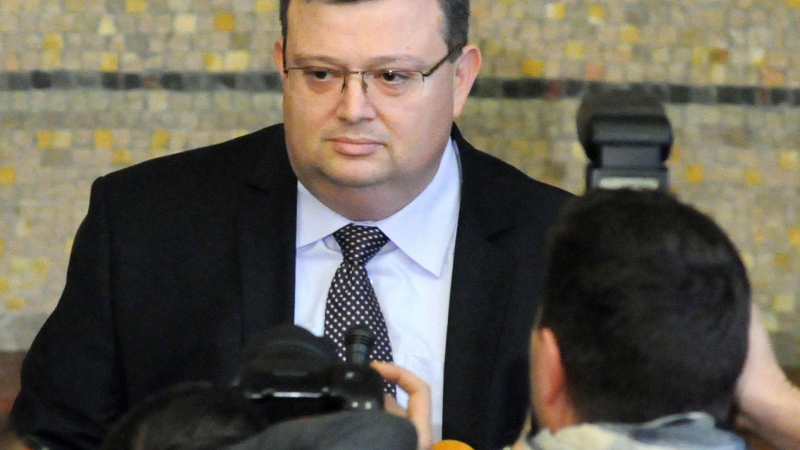 Цацаров потвърди: Посредник е продавал ток в чужбина на занижени цени