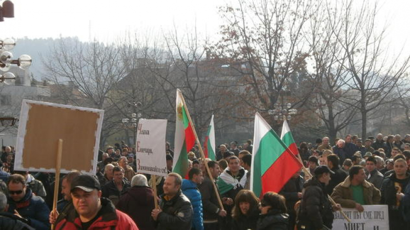 Арести и в Благоевград, протестиращите ще щурмуват Първо РПУ 